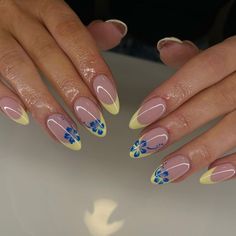 Cute Acrylic Nails Flowers, Yellow Hibiscus Nails, Blue And Yellow Summer Nails, Hibiscus Flower Nails Almond, Blue And Yellow Nails Designs, Nails Blue And Yellow, Hibiscus Nail Design, Blue Hibiscus Nails, Nail Design Yellow