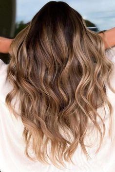 Quente e rico, este ombre balayage dourado é um tom de verão perfeito para a praia, mas também pode ser um dos tons mais cores de cabelo de outono para uma morena que procura um look acolhedor. // Crédito da foto: instagram @live_love_dohair Sombre Hair, Blonde Ombre Balayage, Balayage Blond, Balayage Ombré, Ombre Balayage, Blonde Ombre, Instagram Live, Photo Instagram, Ombre Hair