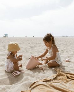 Kids Beach Toys, The Beach People, Beach Instagram Pictures, Beach People, Family Photoshoot Outfits, Beach Lounge, Baby Swimwear, Beach Sessions, Beach Shoot