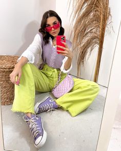 AMANDA MACARI on Instagram: “As cores eu tenho uma paixão por elas! 💜 lavanda + verde lima nossaaa combinação perfeita! 💚 me conta aí vocês usariam? • • • #look #moda…” Verde Lima, Green Trousers, Maxi Skirt, Trousers, Green, On Instagram, Instagram