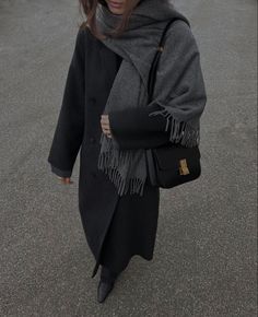 Grey Scarf Outfit Winter, Gray Scarf Outfit, Scarf Aesthetic, Scarf Outfit Winter, Dark Grey Coat, Scarf Styling, Ny Outfits, Scarf Outfit, Maxi Skirt Outfits