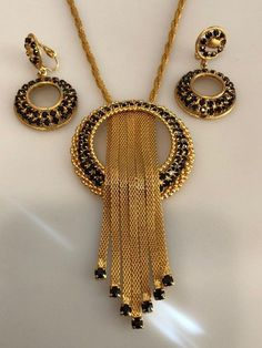 Stylish Gold Earrings, Art Necklace, Beautiful Gold Necklaces, Gold Mangalsutra Designs, Gold Mangalsutra, Black Beaded Jewelry, Gold Pendant Jewelry, Mangalsutra Designs