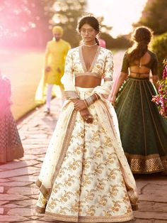 Sabyasachi Off-White Embroidered Heavy Silk Wedding Lehenga Choli Off White Banarasi Lehenga, White Gold Lehenga, White Silk Lehenga, Sabyasachi Bridal Lehenga, White Wedding Lehenga, Sabyasachi Lehenga Bridal, White Lehenga Choli, Plus Size Lehenga, Sabyasachi Bridal