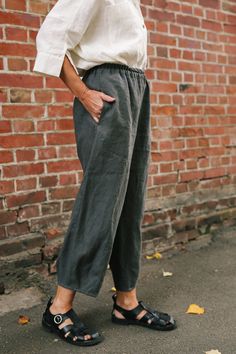 Linen Tapered Leg Pants With Pull-on Style, Relaxed Ankle-length Harem Pants With Elastic Waistband, Relaxed Fit High-waisted Harem Pants With Elastic Waistband, High-waisted Relaxed Fit Harem Pants With Elastic Waistband, Chic Linen Pull-on Pants, Baggy Linen Wide-leg Harem Pants, Relaxed Linen Wide Leg Pants With Elastic Waistband, Baggy Linen Harem Pants, Baggy Linen Bottoms With Side Pockets