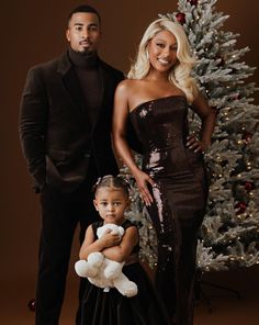 Family Christmas Pictures Black People, Black Family Christmas Pictures Outfits, Winter Family Photoshoot, Family Holiday Pictures, Christmas Couple Pictures, Family Christmas Outfits