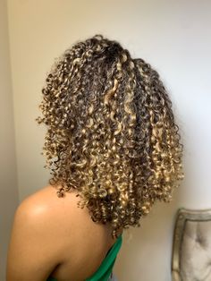 Cachos iluminados sem perder definição Curly Balayage Hair, 3c Curly Hair, Quick Curly Hairstyles, Highlights Curly, Hair Curls, Dyed Hair Inspiration