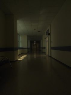 an empty hallway with no people in it