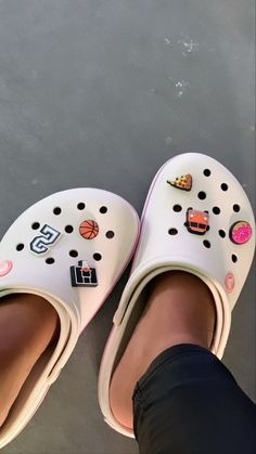 Crocs Aesthetic, Crocs Fashion, Looks Pinterest, Girly Shoes, Slides Sandals, Crocs Shoes, Girly Fashion, Dream Shoes, Girly Girl