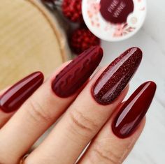 Need new fall nails inspiration and fall nail designs to recreate this fall? No problem, head over to the blog and find more cool ideas. Red Christmas Nails Sweater, Holiday Nails Winter Christmas Red, Maroon Nails With Design, Wine Nails, Sweater Nails, Makijaż Smokey Eye, Red Nail