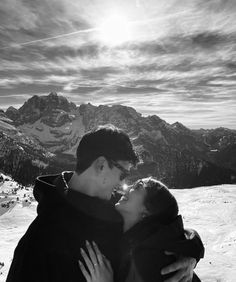 Winter Couple Pictures, Mode Au Ski, Winter Outfits Korean, Snow Couple, 00s Mode, Stile Blair Waldorf, Winter Outfits Aesthetic, Couple Picture Poses, The Love Club