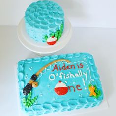 there is a cake that has been made to look like an ocean scene on it