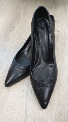 Aigner made in Italy  Top luxury quality woman's heels shoes  All genuine leather  Excellent condition  Color black  Size EU-39 Insole length 25cm/ 9,7/8inches Insole width 8cm/ 3,1/8inches Heels high 6cm/ 2,3/8inches Black Leather Formal Shoes With Deep Heel Cup, Formal Black Leather Shoes With Deep Heel Cup, Elegant Pointed Toe Leather Evening Shoes, Elegant Pointed Toe Leather Shoes For Evening, Elegant Evening Leather Shoes With Pointed Toe, Elegant Leather Shoes With Padded Heel For Evening, Elegant Evening Leather Shoes With Padded Heel, Elegant High Heel Leather Shoes For Business, Elegant Evening Leather Shoes With Branded Heel Counter