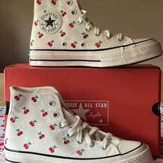 High Top Converse Designs, Converse Cute Outfits, Custom Converse Paint, Converse With Designs, Cute Converse Designs, Cherry Converse, Designed Converse, Colorful Converse, Unique Converse