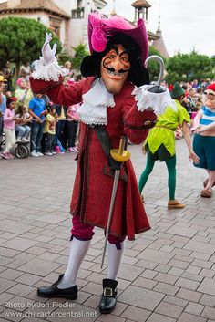 Captain Hook Disney Characters Costumes, Funny Christmas Pictures, Themed Halloween Costumes, Disneyland Photos, Disney World Characters, Character Pictures, Run Disney