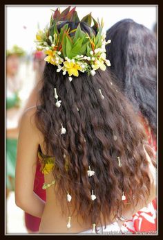 Polynesian Dancer hair flowers heiva kauai Polynesian Hairstyles, Polynesian Hair, Polynesian Outfits, Dancer Hairstyles, Hawaii Fashion, Hawaiian Hairstyles