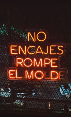 a neon sign that says no encajees rompe el molde