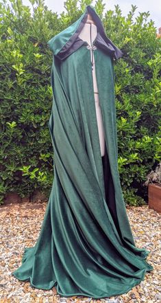 Hooded Velvet Cloak with Pockets Lined LARP Cloak Ranger | Etsy Velvet Cloak, Wiccan Magic, Hooded Cape, Hooded Cloak, Cosplay Characters, Fantasy Costumes, Character Creation, Green Velvet, Cloak