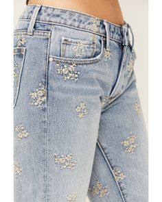 Girly Style Outfits, Jeans Ideas, Embroidery Denim, Denim Embroidery, Diy Jeans, Embroidered Pants, Girly Style, Jeans Diy, Floral Denim