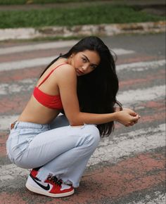 Calça jeans/ tênis Nike / biquíni vermelho Female Modeling Poses, Street Fashion Photoshoot, Cowgirl Photoshoot, Female Portrait Poses, Street Photography People, Creative Fashion Photography, Beautiful Photoshoot Ideas, Photoshoot Pics