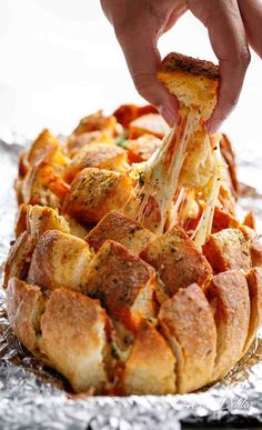 This Garlic Butter Pizza Pull Apart Bread is smothered in garlic butter, stuffed with pizza fillings, and topped with so.much.cheese! Pizza Pull Apart Bread, Pizza Pull Apart, Pull Apart Pizza, Pull Apart Pizza Bread, Cafe Delites, Lime Shrimp, Travel Snacks, Pull Apart Bread, Chili Lime