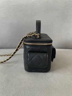 Gender: Women Brand: CHANEL Product Name: Chain Cosmetic Case Grained Shiny Calfskin Gold Metal Black Balaan Code: 48106255 Color: black Origin: France Designer Style ID AP3017 B13649 94305