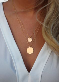 Einfachen und modernen Alltag 14K Gold gefüllt Scheiben. Als Set von 2 zu kaufen, oder einzeln, so können Sie tragen sie getrennt oder zusammen Layered Necklace Set, Disc Necklace, Circle Necklace, Bling Bling, Cute Jewelry, Layered Necklaces, Necklace Set, Beautiful Jewelry, Gold Jewelry