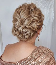 Vintage Wavy Updo for Mother of the Bride Updos For Medium Length Hair Wedding Mom, Mother Of The Bride Hairstyles Curly Hair, Updo For Layered Hair Medium, Mob Hair Styles Medium Length, Hairstyles For Layered Hair Updo, Mom Of Bride Hairstyles, Mother Of The Groom Updos, Mother Of Bride Hairstyles, Mother Of The Bride Makeup