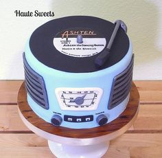 there is a cake that looks like an old radio on top of a wooden table