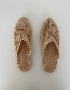 Open back raffia slippers straw Straw Slippers, Straw Shoes, Raffia Shoes, Feminine Shoes, Wedding Slippers, Burning Man Outfits, Woven Shoes, Hot Boots, Women Slippers