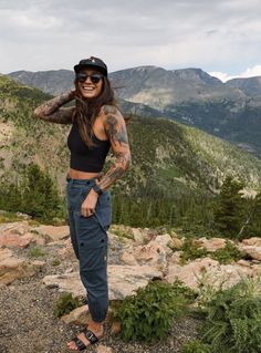 Athletic Outdoorsy Style, Female Hiker Aesthetic, Gaper Day Outfit, Cute Backpacking Outfits, Climbing Clothes Women, Boho Gym Outfit, Outfits For Extreme Heat, Denver Outfits Spring, Fisherman Aesthetic Outfit Women