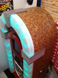 an old fashioned jukebox with lights on it