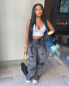 Trending Outfits Black Women, Over Size Jeans Outfit, Matching Cargo Pants Outfit Couple, Light Cargo Jeans Outfit, Cargo Jean Outfits Women, Black Cargo Pants Outfit Black Women, Jay Wheeler Concert Outfit, Cargo Outfits Black Women, Baddie Cargo Pants Outfit