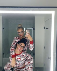 Christmas Pajamas Friends, Christmas Friends Photoshoot, Cozy Christmas Outfit, Christmas Sleepover, Pj Outfit, Christmas Poses, Best Friend Match, Xmas Pajamas, Christmas Pj