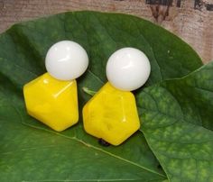 Wonderful ear clips from the Chunky Collection series, yellow and a natural bouton on the ear, to which a displaced, Elementj hexagon is attached. Ear Clips, The Ear, Clip On Earrings, Favorite Jewelry, Germany, Wonder, France, Purses And Bags, Music Clothes