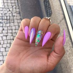 Stilleto Nails Designs, Purple Holographic, Luminous Nails, Queen Nails, Wow Nails, Gel Nail Art Designs, Nail Jewels, Stiletto Nails Designs