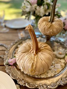 there is a small pumpkin on the plate