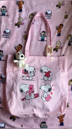 #snoopy #snoopybag #snoopylover #snoopygram #americaneagleoutfitters Snoopy Accessories, Marc Jacobs Snoopy Bag, Snoopy Stuffed Animal Aesthetic, Snoopy Purses Handbags, Snoopy Tote Bag, Snoopy Bag, Snoopy Items, Aesthetic Tote Bag, Aesthetic Bags