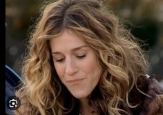 Carrie Bradshaw Dark Hair, Carrie Bradshaw Hair Season 6, Carrie Season 6 Hair, Carrie Bradshaw Hair Color, Carrie Bradshaw Makeup, Sarah Jessica Parker Hair Color, Sjp Hair