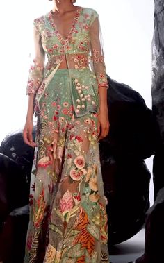 Indian Fusion Wear Wedding, Indian Fusion Outfits Weddings, Indian Fusion Clothes, Ethnic Fusion Outfits, Fusion Dresses For Women, Fusion Indian Outfits, Indo Western Jumpsuits For Women, Indian Western Fusion Fashion, Modern Indian Dresses