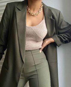 Clean Business Casual Outfits, Proffesional Outfits Dress, Trending Business Casual Outfits, Professional Outfits Women Aesthetic, Reunion Outfits For Women Classy, Buissness Clothes Woman, Business Casual Outfits Green Pants, Business Attire Women Dress, Boss Woman Aesthetic Outfits