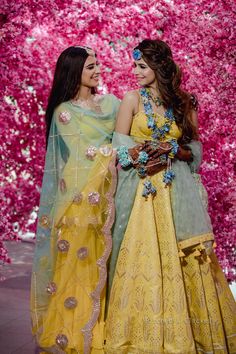 Function Photography, Traditional Wedding Photos, Haldi Photoshoot, Mehndi Function, Bridesmaid Poses, Bridesmaid Photoshoot, Sisters Photoshoot Poses, Sister Photography, Sister Poses