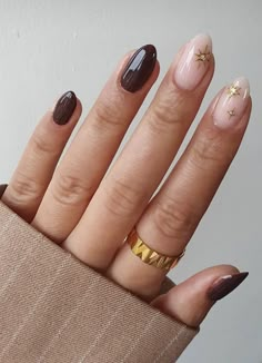 Short Nails For January, Modern Elegant Nails, New Year Nails Ideas Short, Simple New Years Nails Acrylic, New Years Nail Designs Simple, Gel Nail Designs Winter 2023, Short Round Nye Nails, Winter Chic Nails, Minimal New Years Nails