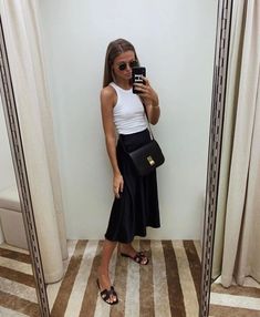 Black Midi Skirt Outfit, Midi Skirt Outfits Summer, Slip Skirt Outfit, Silk Skirt Outfit, Skirt Outfit Casual, Black Satin Skirt, Satin Skirt Outfit, Skirt Outfit Summer, Black Skirt Outfits