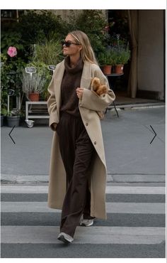 Long cream coat , monochrome lool, neutral outfit , fall outfit , brown outfit Mantel Outfit, Look Adidas, Europe Outfits, Chique Outfits, London Outfit, Paris Outfits, Outfit Inspo Fall