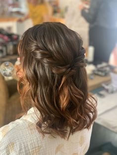 Medium Hair For Bridesmaid, Short Wavy Half Up Half Down, Half Up Half Down Lob, Bridesmaid Medium Length Hair, Bridesmaid Hair Short Shoulder Length, Hairstyles For Medium Length Hair For Wedding, Bob Bridesmaid Hairstyles, Wedding Hair For Fine Hair, Hairstyles For Short Hair For Wedding