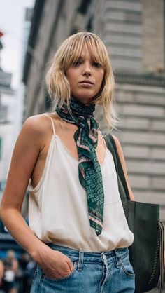 Emerald Neck Scarf Scarf Trends, Beige Outfit, Green Scarf, Looks Street Style, Street Fashion Photography, Inspiration Fashion, Street Style Inspiration, Street Style Looks