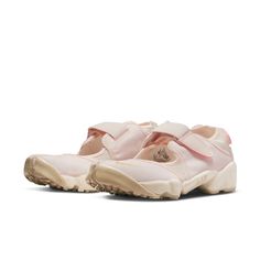 DN1338-600 Nike Air Rift, Minimalist Shoes, Summer Breeze, Toe Designs, Soft Pink, Women Fashion, Nike Air, Mesh, Nike