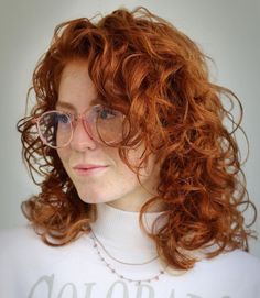 Curly Shag Side Part, How To Style Mid Length Curly Hair, Curly Ginger Hairstyles, Curly Hair Cuts With Layers Medium, Fine Curly Haircut, Hair Inspiration Mid Length, Side Part Shag Haircut, Curly Hair Long Layers, Mid Length Curly Hair With Layers