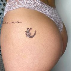 Small horseshoe + flower tattoo Small Horse Tattoo, Cowgirl Tattoos, Shoe Tattoos, Country Tattoos, Ear Tattoo Ideas, Cross Tattoos For Women, Mom Tattoo Designs