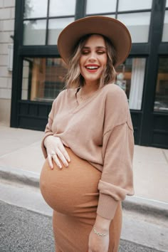 Fall Maternity Outfits Third Trimester, Maternity Skirt Outfits Winter, Skirt And Sweater Outfit Pregnant, Third Trimester Winter Outfits, Chic Maternity Fashion, Pregnant Skirt Outfit, Midsize Maternity Fashion, Maturity Fashion